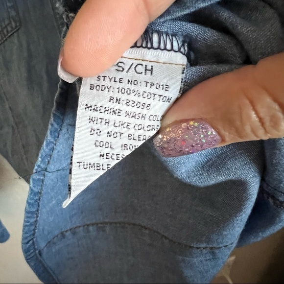 Ci Sono Chambray Snap Pearl Button Down Top - Picture 6 of 6